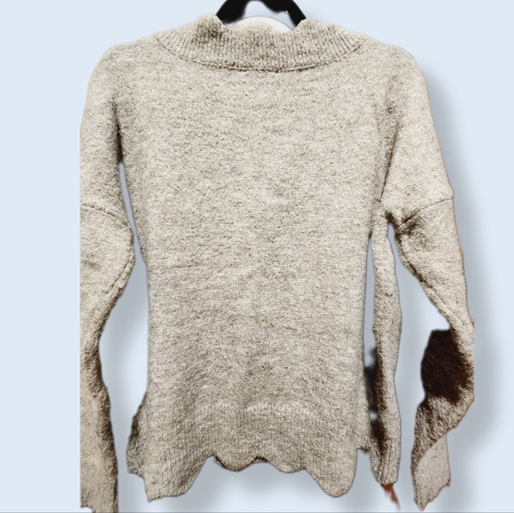 Adorable Gray Scallop Trim Drop Shoulder Sweater M/L - Picture 2 of 6